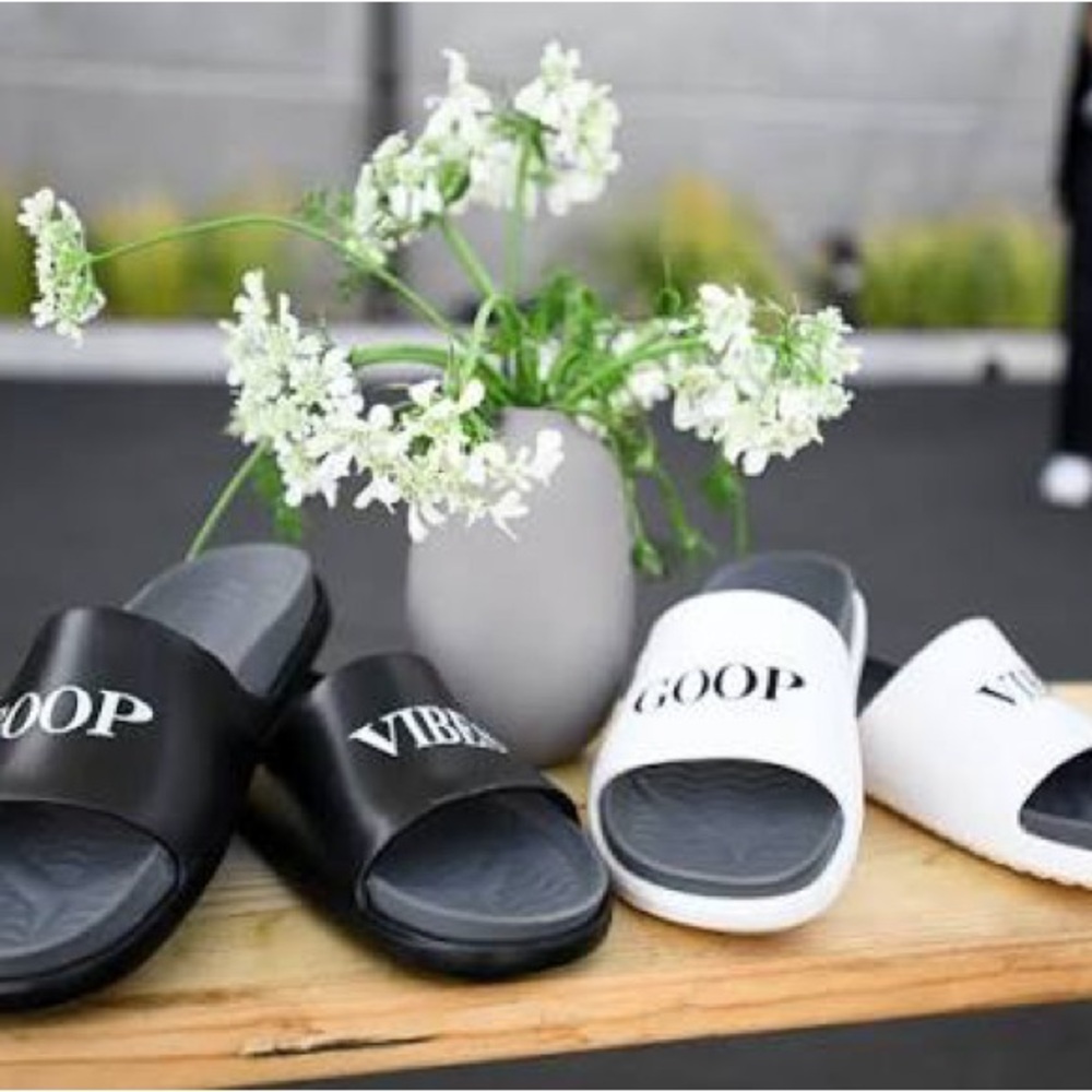 GOOP Women's Black and White Slippers